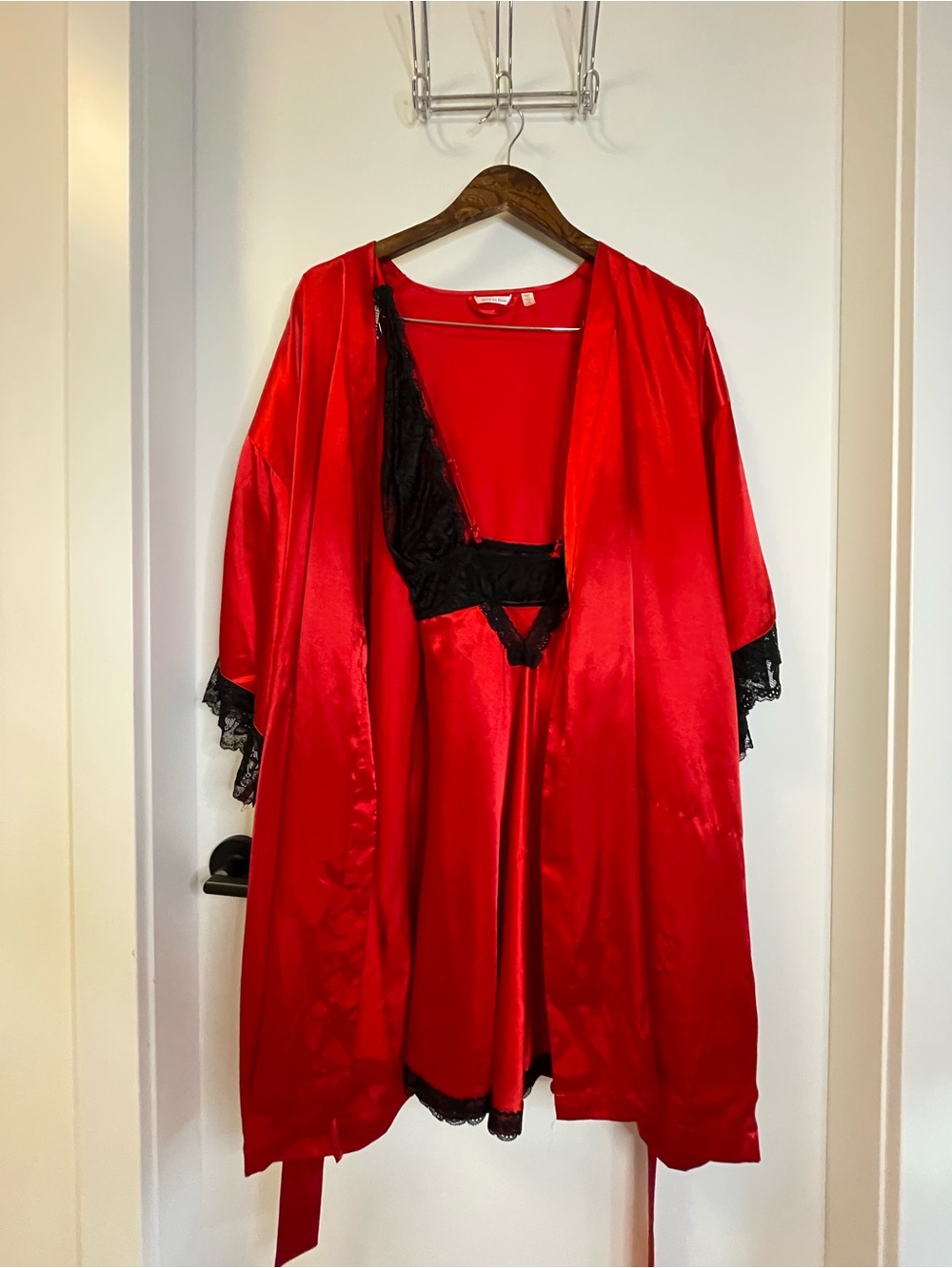 La Vie En Rose Red Satin Robe with Black Lace Chemise size XL